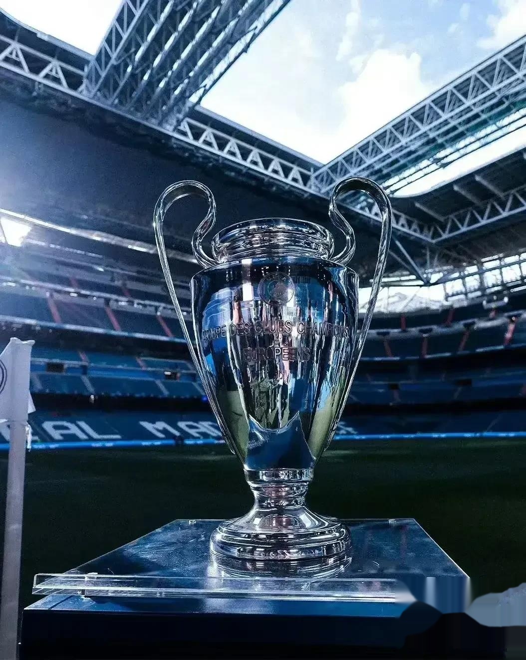 开云娱乐 -里程碑夜费耶诺德复出首秀，欧冠冲刺阶段刷纪录，质疑声仍在，轮换策略成焦点(欧冠费耶诺德vsac米兰回放全过程)