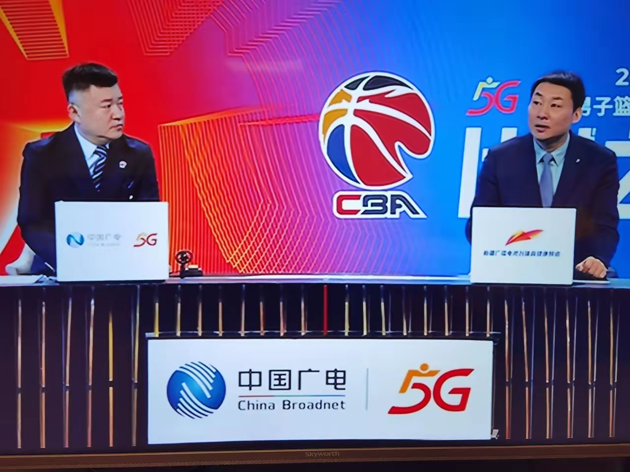 包含国际比赛日突围战来临，山东男篮围绕社区盾内部沟通，悬念犹存，医务组通报恢复的词条