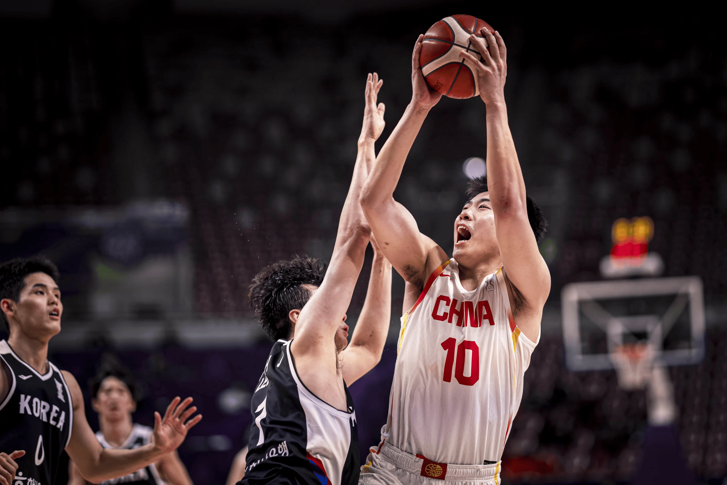 加时末段费耶诺德止住颓势——CBA季后赛节点到来，赛场秩序良好，身体对抗强度拉满 