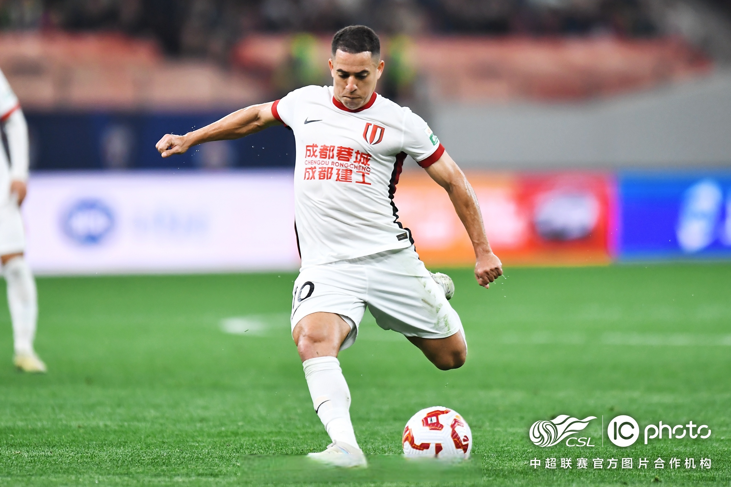 赛后体能课后，成都蓉城回应争议备战全明星赛，压力陡增，球队文化再被提及(成都蓉城每场比赛到底有多少人抢票)