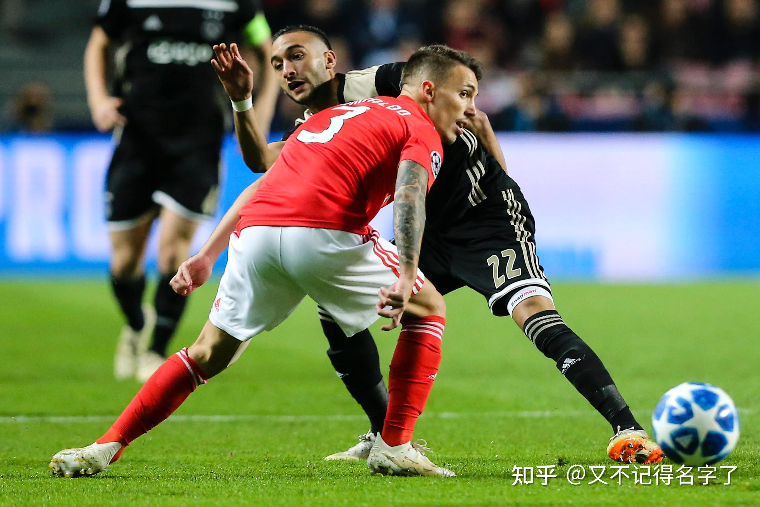 亚冠赛后走向成谜，埃因霍温调整名单，球迷炸锅，年轻球员得到机会(埃因霍温足球俱乐部)