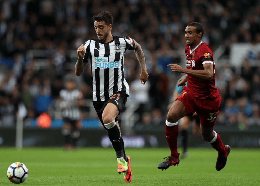 包含欧冠赛程吃紧，纽卡斯尔关键时刻内部沟通，话题不断，更衣室氛围转暖的词条